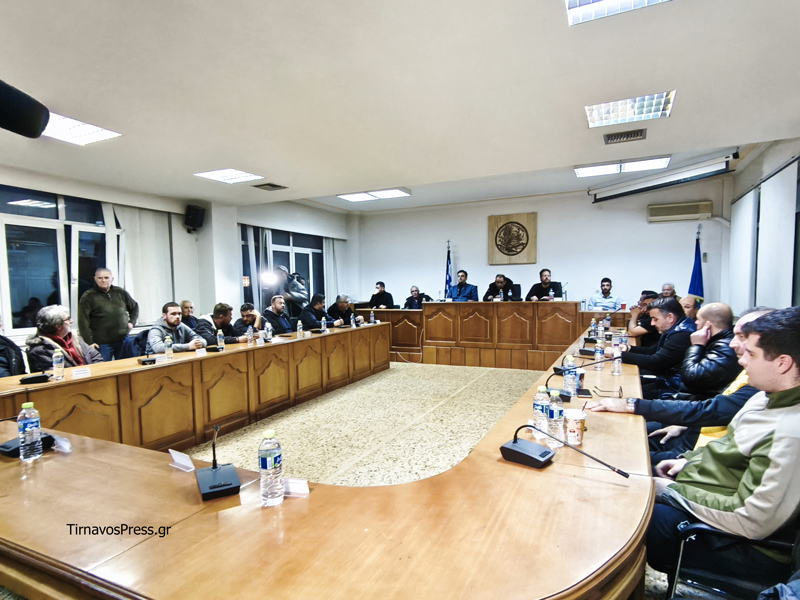 Οι αγρότες της Θεσσαλίας κλιμακώνουν τις κινητοποιήσεις τους – Κλείσιμο Εθνικών, άνοιγμα διοδίων και είσοδος των τρακτέρ στις πόλεις