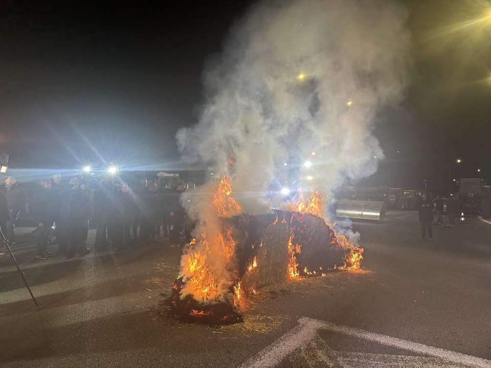 Μπλόκο Αγροτών: Έκλεισε ο Κόμβος της Γυρτώνης (βίντεο)