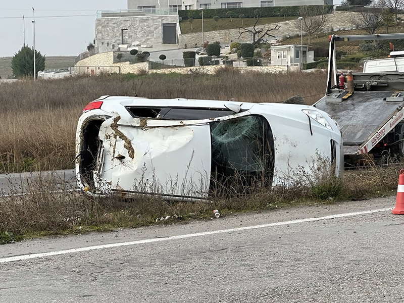 Τρελή πορεία αυτοκινήτου έξω από τη Λάρισα: Κατέληξε «τουμπαρισμένο» σε νησίδα – Ένα άτομο στο νοσοκομείο