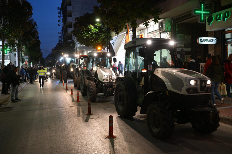 Στο γραφείο του υφυπουργού Χρ. Κέλλα τρακτέρ του μπλόκου Γυρτώνης