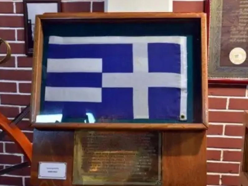 Τούρκος ειδικός προκαλεί – Εμφανίζει την ελληνική σημαία που βούτηξαν οι δημοσιογράφοι της Hurriyet από τα Ίμια ως τρόπαιο