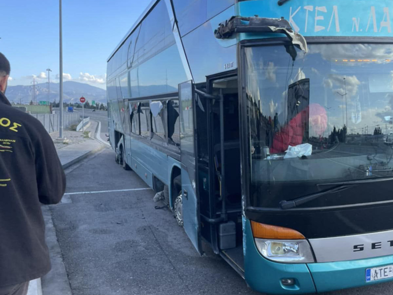 Τροχαίο ατύχημα με λεωφορείο του ΚΤΕΛ Λάρισας – Έσκασε το λάστιχο και προσέκρουσε στις μπάρες