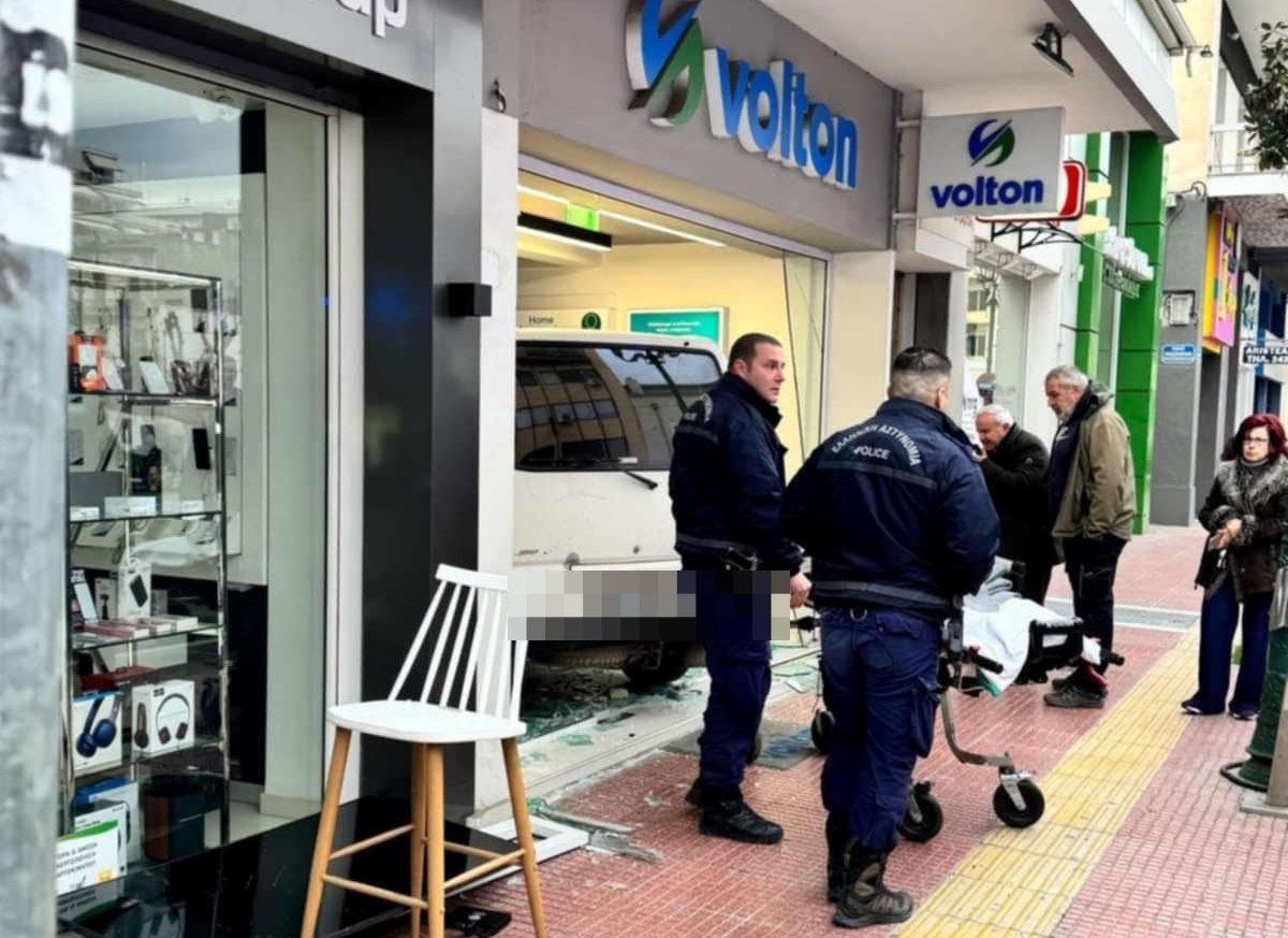 Τραγωδία στον Βόλο: Ηλικιωμένος υπέστη ανακοπή και έπεσε με ΙΧ σε κατάστημα