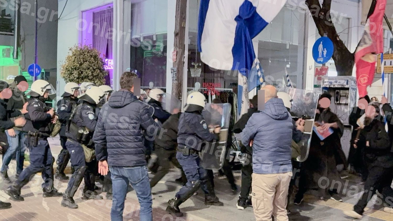 Λάρισα: Διαμαρτυρία πιστών κατά της παράστασης του Χριστόφορου Ζαραλίκου