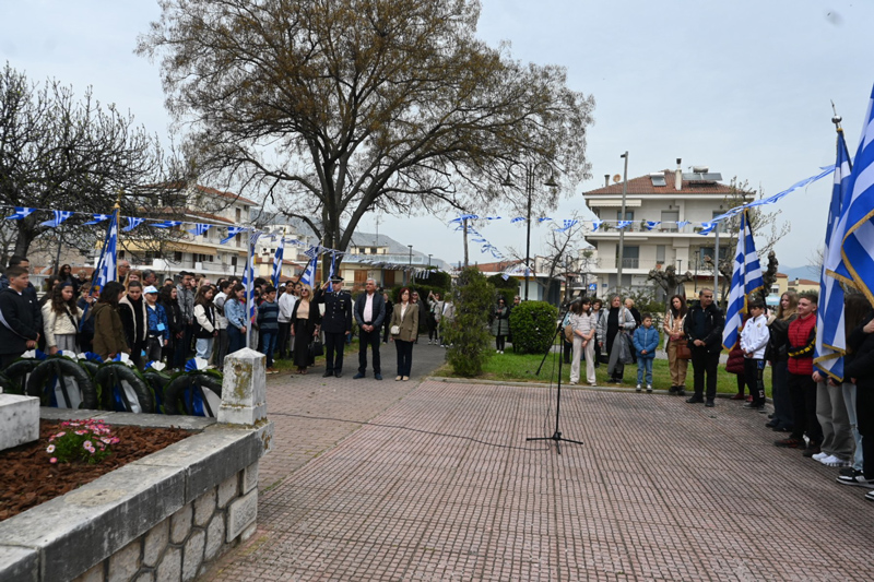Με σεβασμό και συγκίνηση η κατάθεση στεφάνων στο Ηρώο των Πεσόντων στον Τύρναβο