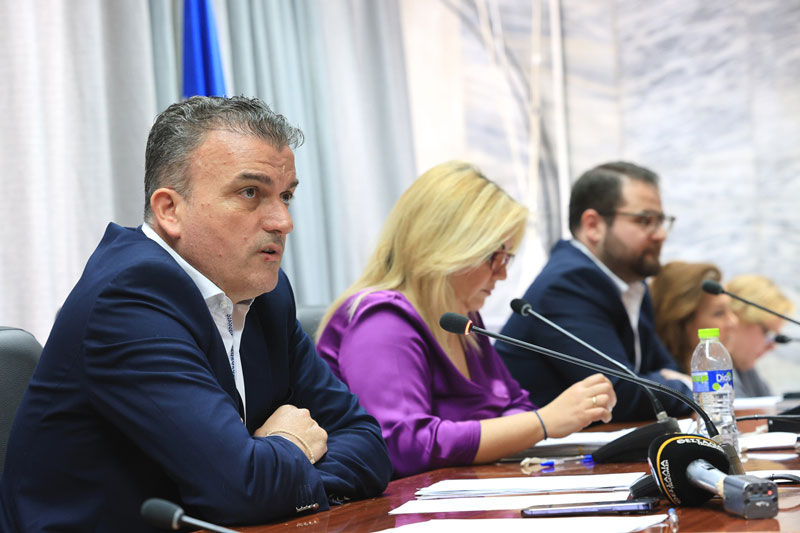 Μαμάκος: “Χθες βράδυ πέταξαν αβγά στο σπίτι μου…”