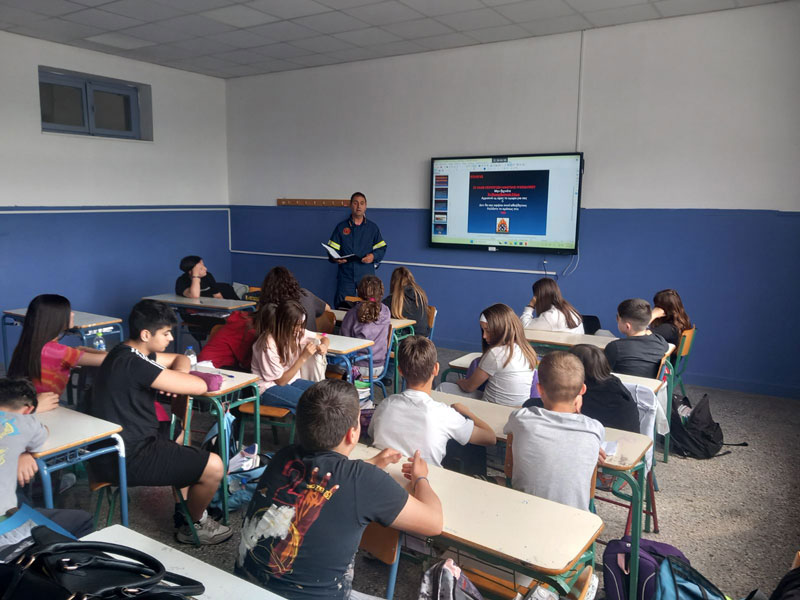 Μαθήματα πυροπροστασίας στο 1ο Γυμνάσιο Τυρνάβου με τη συνεργασία της Πυροσβεστικής Ελασσόνας