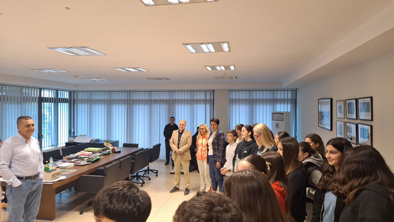 Ο Περιφερειάρχης Δημ. Κουρέτας ξεναγεί μαθητές του 13ου Γυμνασίου Λάρισας στην Περιφέρεια Θεσσαλίας με επίκεντρο την Οδική Ασφάλεια