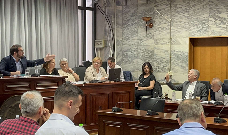 Ένταση και βαριές εκφράσεις στο Δημοτικό Συμβούλιο Λαρισαίων – «Μάζεψε και το μαντρόσκυλο δίπλα σου»
