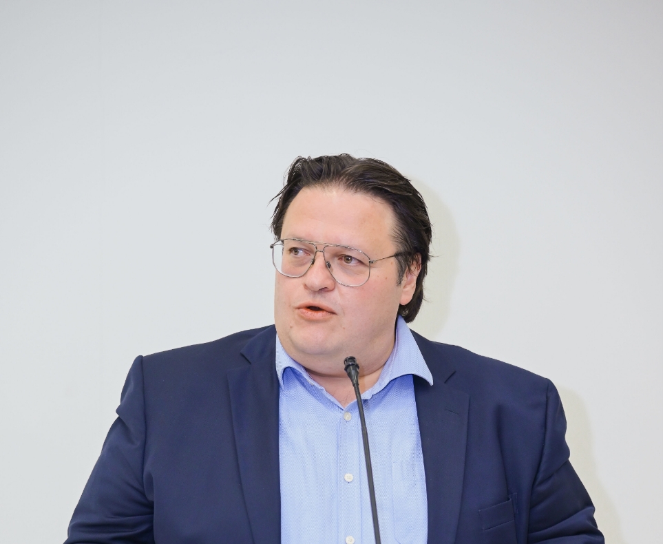 Θωμάς Παπαλιάγκας: Δηλαδή ο Υπουργός Μεταφορών έχει εποπτεία στις σφραγίδες του Υπουργείου;
