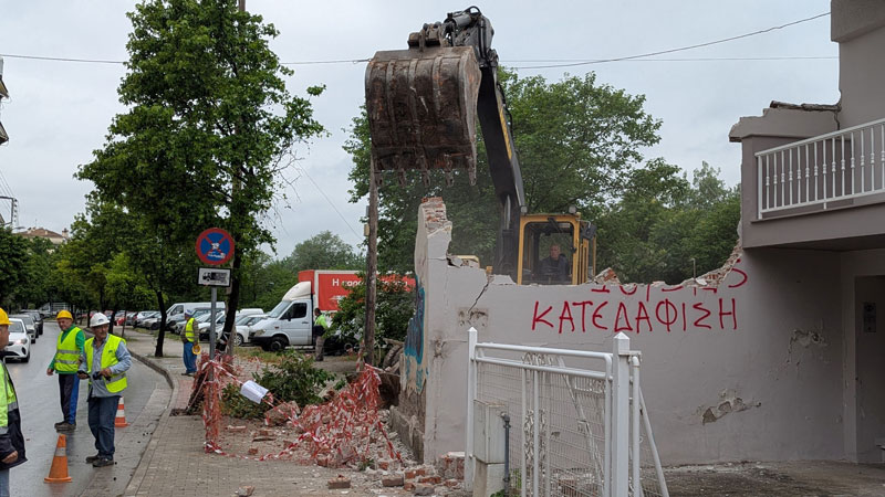 Δήμος Λαρισαίων: Κατεδαφίζονται ετοιμόρροπα κτίρια στην οδό Κραννώνος