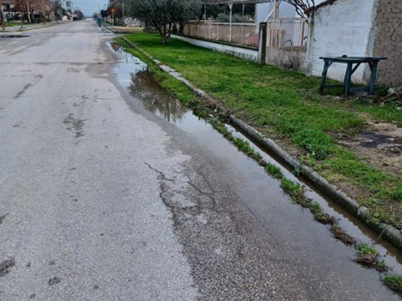 Χρόνιο πρόβλημα με στάσιμα νερά στο κέντρο του χωριού Δένδρα – Ζητείται παρέμβαση