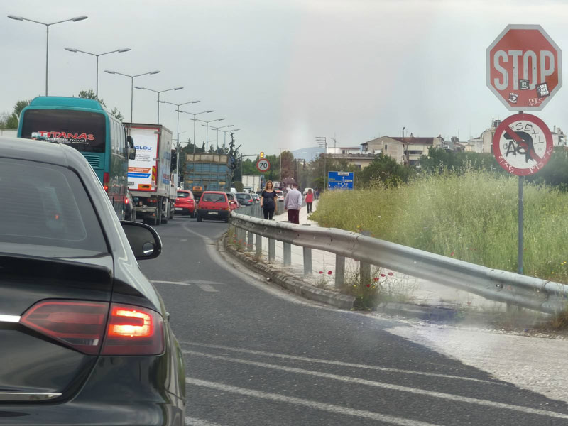 Μποτιλιάρισμα στον Περιφερειακό Λάρισας λόγω τροχαίου στον κόμβο της Αεροδρομίου