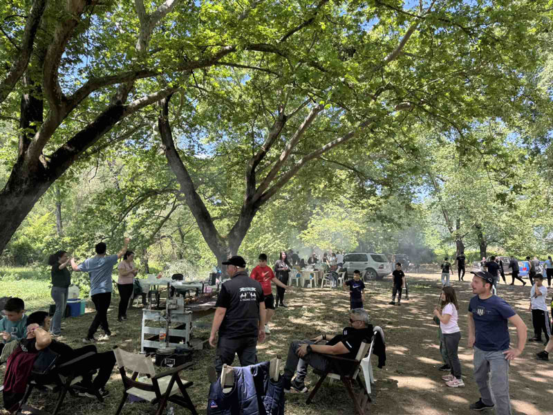 Κατάμεστο το Πλατανόδασος Αργυροπουλίου την Πρωτομαγιά – Γιορτή της Άνοιξης δίπλα στη λίμνη «Μάτι»