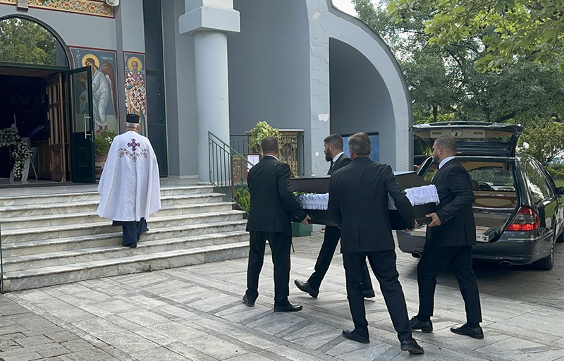 Δολοφονία 52χρονης Λουίζας στη Λάρισα: Οργή και θλίψη στην κηδεία