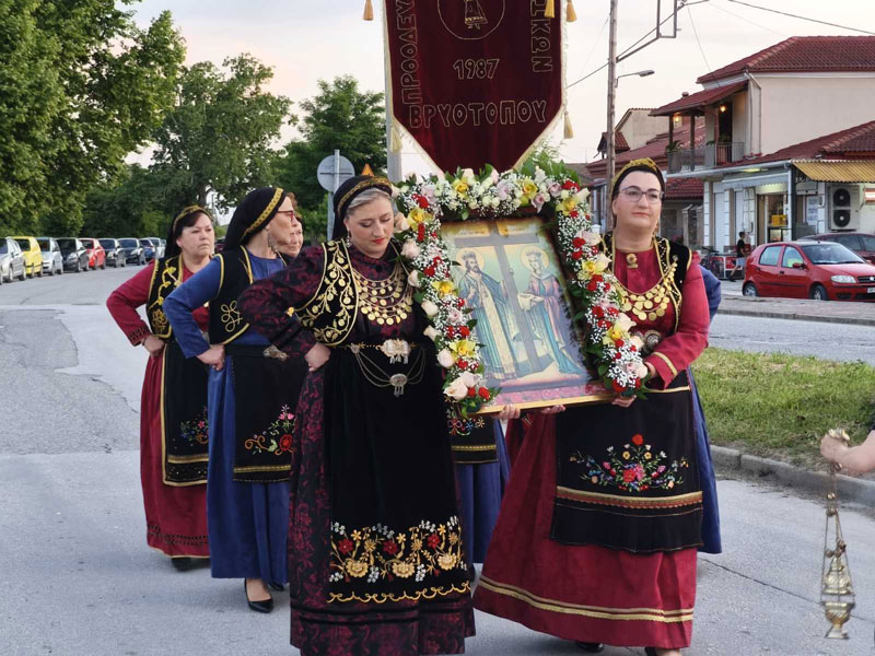 Βρυότοπος: Με λαμπρότητα και πλήθος κόσμου ο Μέγας Πανηγυρικός Εσπερινός και η Λιτάνευση της Ιερής Εικόνας των Ισαποστόλων Κωνσταντίνου και Ελένης