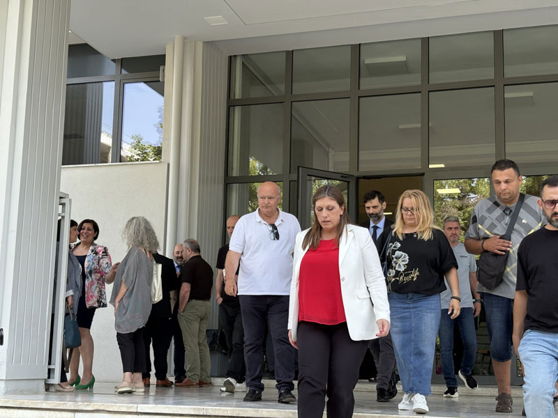 Αναβλήθηκε η πρώτη δίκη των Τεμπών – Οργισμένοι και με δάκρυα στα μάτια οι συγγενείς θυμάτων