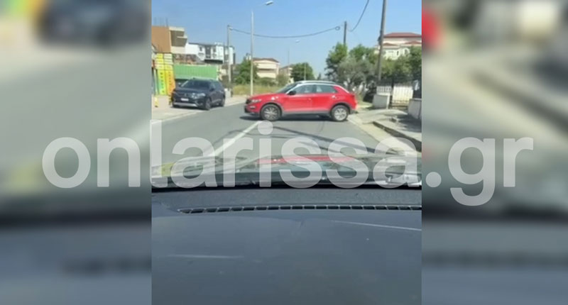 Λάρισα: Αυτοκίνητο έκλεισε κάθετα κεντρικό δρόμο!
