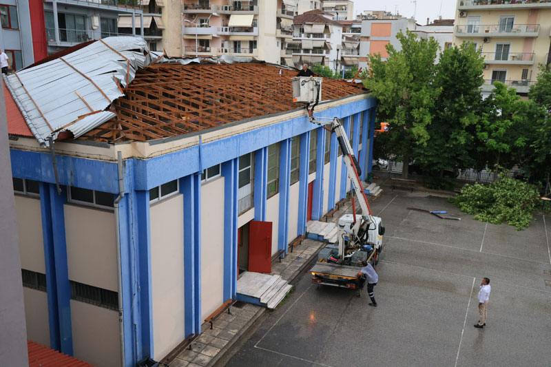 «Ξήλωσε» τη στέγη του γυμναστηρίου στο 5ο Γυμνάσιο Λάρισας ο δυνατός αέρας – Επί ποδός τα συνεργεία του Δήμου Λαρισαίων