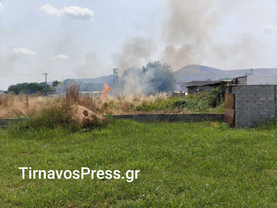 Φωτιά στον καταυλισμό των Ρομά στον Τύρναβο – Ισχυρή δύναμη της Πυροσβεστικής στο σημείο