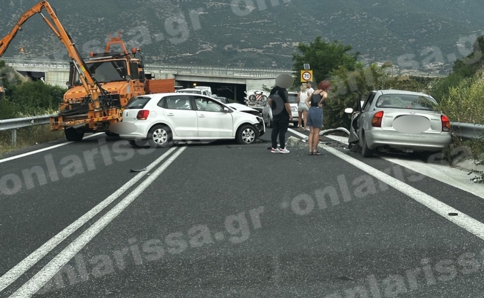 Σοβαρό τροχαίο στο ύψος του Ευαγγελισμού – Τρεις τραυματίες ο ένας σοβαρά