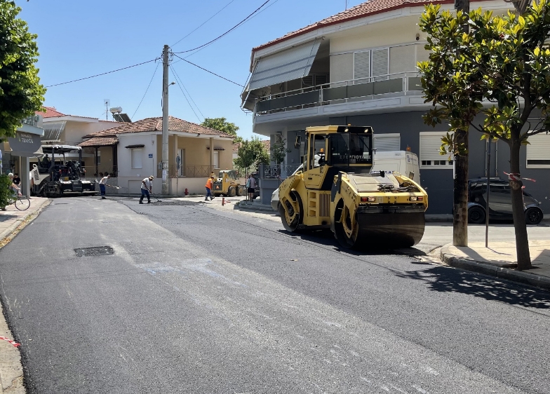 Συνεχίζονται οι ασφαλτοστρώσεις στον Δήμο Τυρνάβου – Παρεμβάσεις σε νέες οδούς, συνεχείς τεχνικοί έλεγχοι