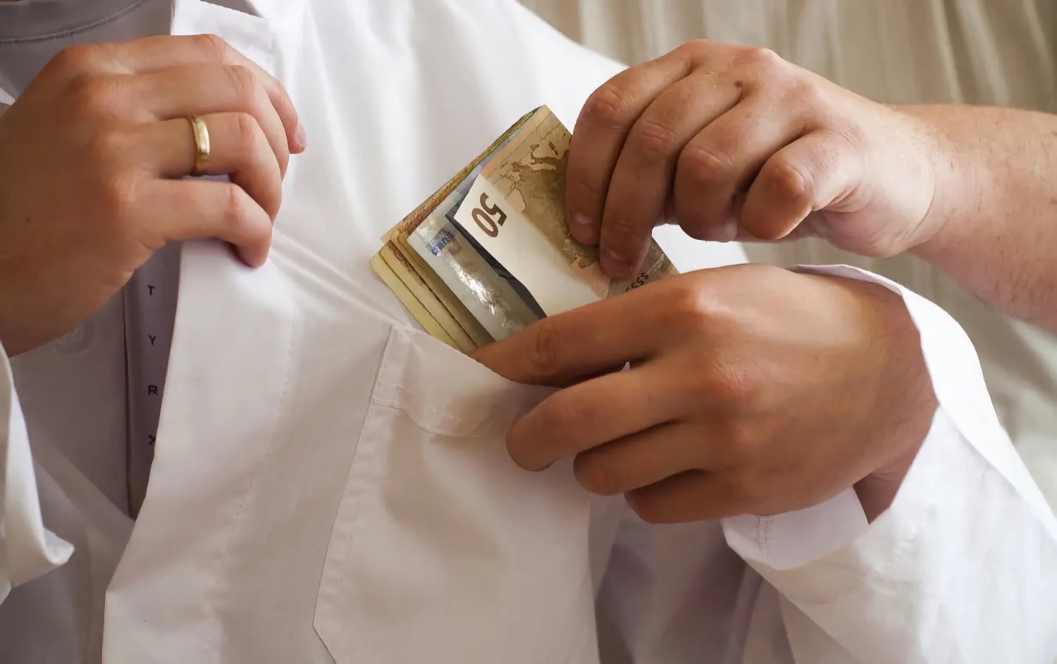 Συνέλαβαν καρδιοχειρουργό στο Πανεπιστημιακό Λάρισας να παίρνει επ’ αυτοφώρω φακελάκι για να χειρουργήσει ασθενή!