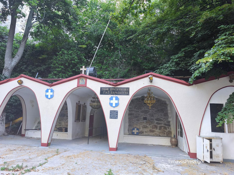 Η Αγία Παρασκευή στα Τέμπη: Το ξωκλήσι που πληγώθηκε, αλλά συνεχίζει να ελπίζει