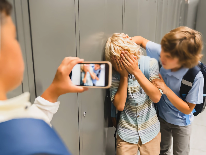 Όταν μια selfie μπορεί να γίνει επικίνδυνη – Τι πρέπει να γνωρίζουν παιδιά και γονείς για την ασφάλεια στα κινητά