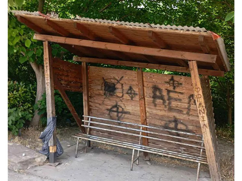 Ζημιές στο ξύλινο κιόσκι στη στάση στην είσοδο του Δαμασίου