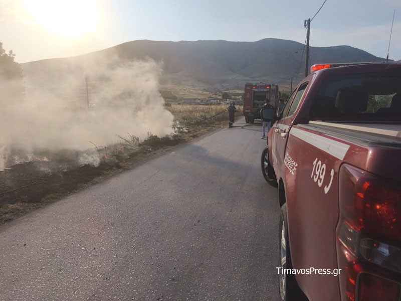 Φωτιά στον καταυλισμό των Ρομά στον Τύρναβο – Επιχειρεί η Πυροσβεστική