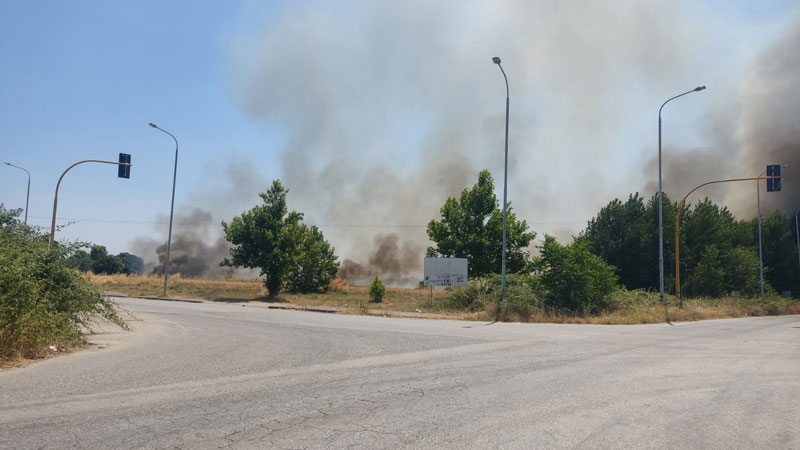 Μεγάλη φωτιά σε υπολείμματα καλλιεργειών στον δρόμο Τυρνάβου – Γυρτώνης
