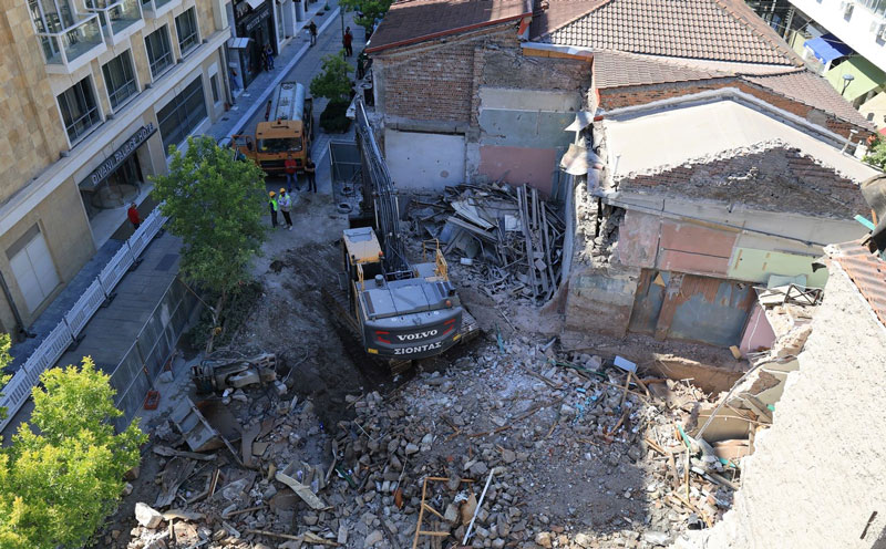 Δήμος Λαρισαίων: Κλείνει τμήμα των πεζοδρόμων Απόλλωνος-Βενιζέλου-Παπαναστασίου, λόγω εργασιών κατεδάφισης κτιρίου μπροστά από το Αρχαίο Θέατρο