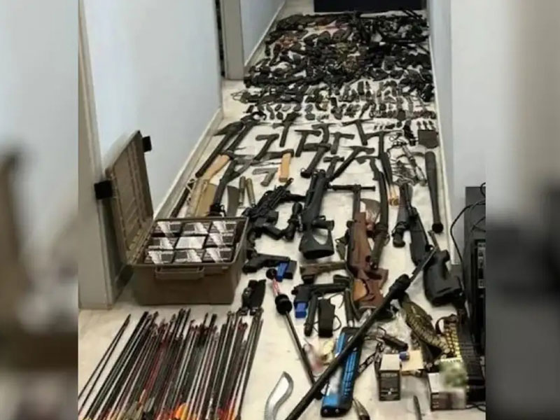 Χανιά: 42χρονος διατηρούσε ολόκληρο οπλοστάσιο στο σπίτι του – Συνελήφθη μετά από αναρτήσεις βίας στα social media