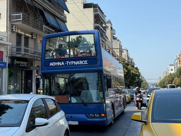 Τουρίστες ήρωες στους 50°C: Να τους φέρουμε Τύρναβο για αγροτουρισμό και… ροδάκινα!