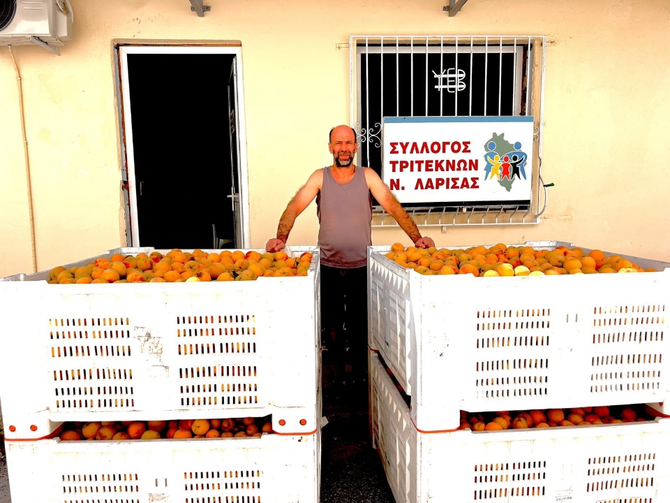 Δωρεά ροδάκινων από τον Α.Σ. Δενδρών – Ο.Π. Γαία Φρουίτ στον Σύλλογο Τριτέκνων Νομού Λάρισας