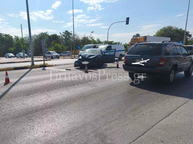 Σφοδρό Τροχαίο στη Λάρισα: Σύγκρουση Δύο Οχημάτων στην Εθνική Οδό Λάρισας – Κοζάνης