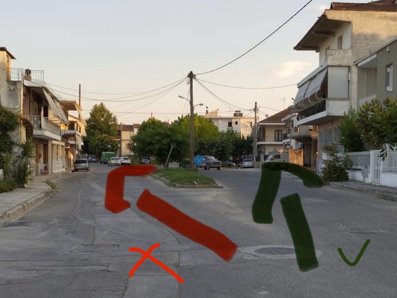 Ασυνείδητοι οδηγοί «παρακάμπτουν» τον κόμβο – Ο κίνδυνος στην Αγία Ανάληψη Τυρνάβου καραδοκεί!