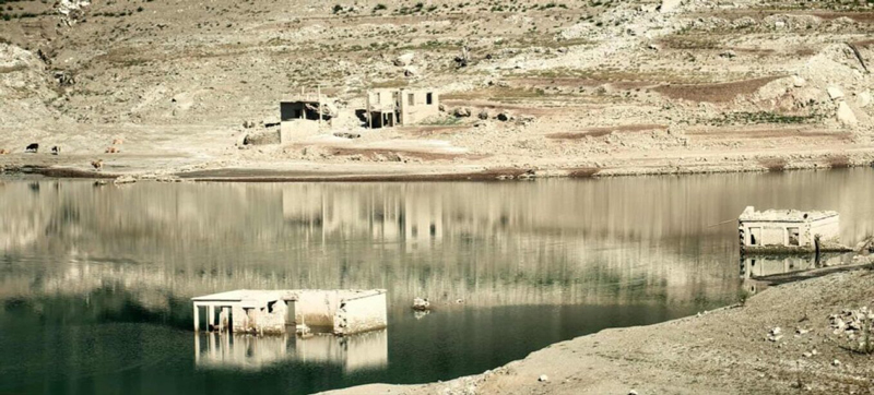 Λίμνη του Μόρνου: Πολύ χαμηλή στάθμη νερού, ξεπροβάλλουν σπίτια βυθισμένου οικισμού
