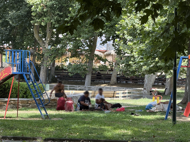 Πικνίκ με… γκαζάκι και ηλεκτρονικό τσιγάρο – Σοβαρά ερωτήματα για την κοινωνική ένταξη των Ρομά στον Τύρναβο