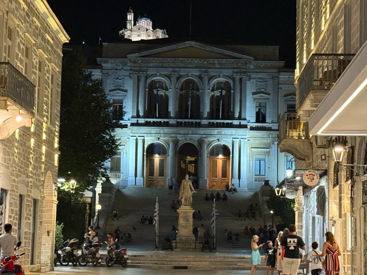 Σύρος: Η Αρχόντισσα των Κυκλάδων που εξάγει πολιτισμό και ιστορία