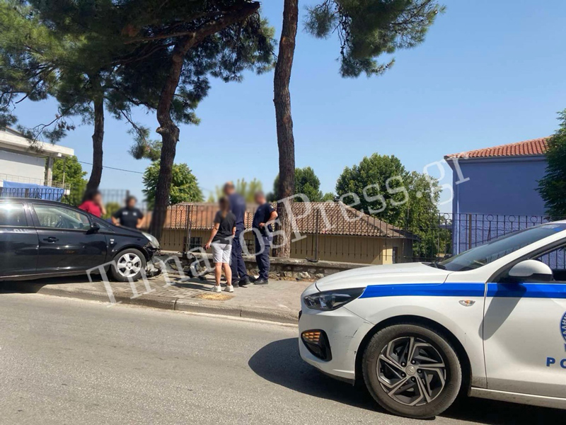 Τύρναβος: Αυτοκίνητο εξετράπη της πορείας του και προσέκρουσε στην περίφραξη του 1ου Γυμνασίου