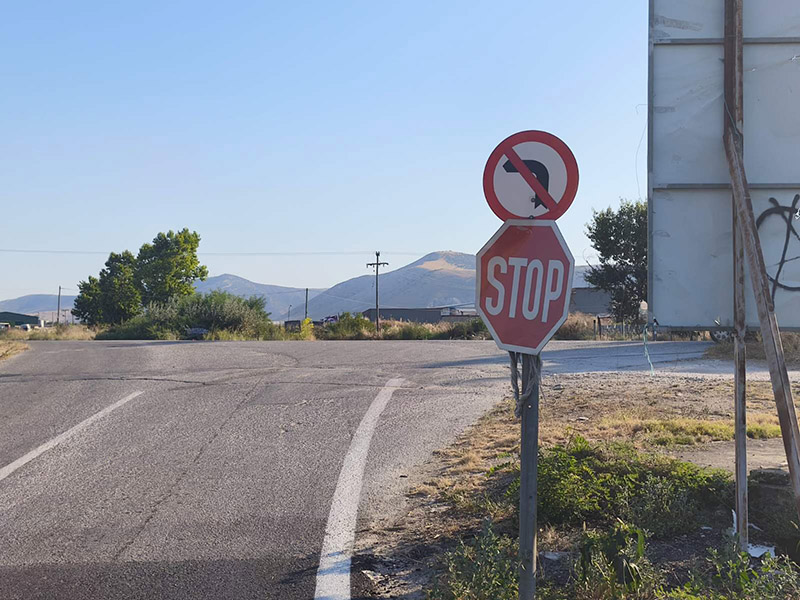 Παράδοξη σήμανση στη Βρύση Τυρνάβου: Απαγορεύεται η αριστερή στροφή προς Τύρναβο;