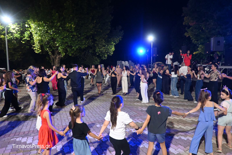 Μεγάλη επιτυχία σημείωσε η Χοροεσπερίδα του Κεραυνού Πλατανουλίων – Γλέντι μέχρι το πρωί στην πλατεία του χωριού