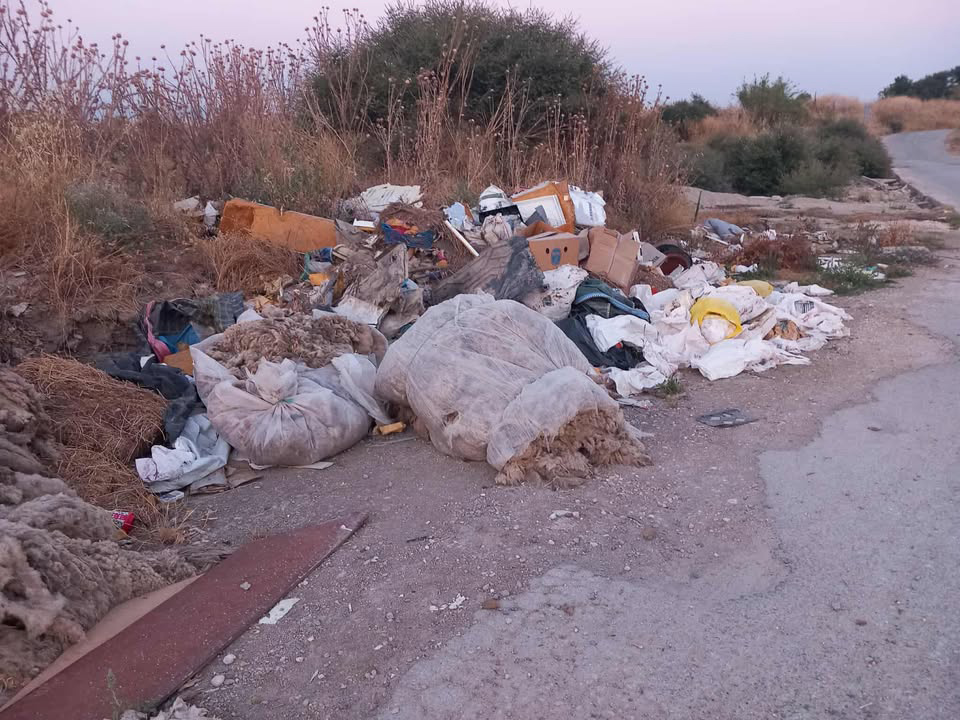 Παράνομη χωματερή στο ανάχωμα του Αγίου Παντελεήμονα Τυρνάβου – Εστία μόλυνσης από σκουπίδια και ζωικά υπολείμματα
