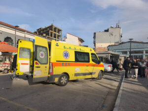 Επίθεση από αγέλη σκύλων σε γυναίκα στην κεντρική πλατεία Τυρνάβου