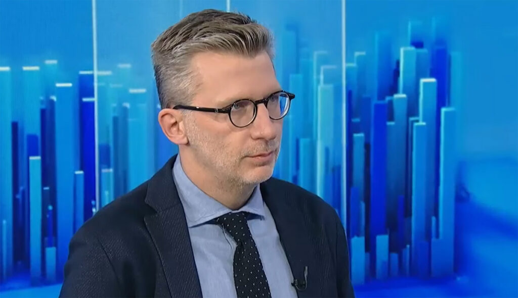 Σκέρτσος κατά αντιπολίτευσης: «Τάζουν παροχές από λεφτά που δεν υπάρχουν»