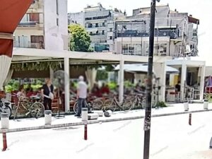 Παραλίγο τραγωδία στην Κεντρική Πλατεία Τυρνάβου: Αγροτικό έπεσε στα κολωνάκια και ο οδηγός εγκατέλειψε το σημείο